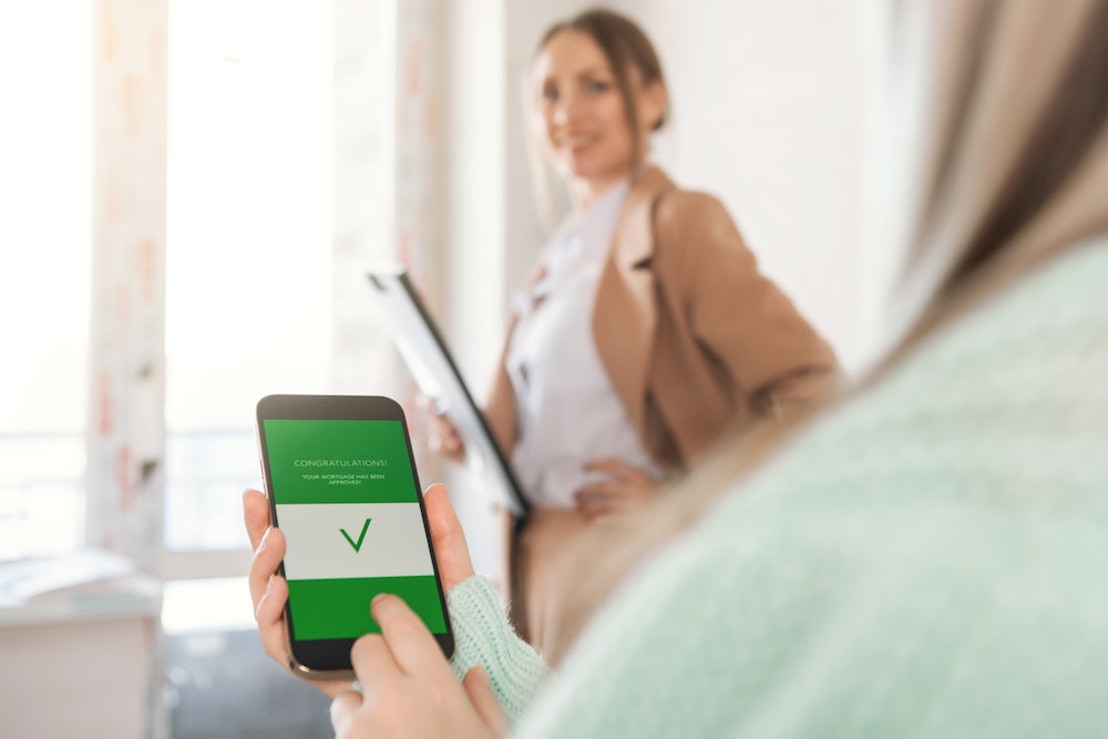 Le prêt relais et la vente de son bien immobilier à un promoteur : une solution risquée ?