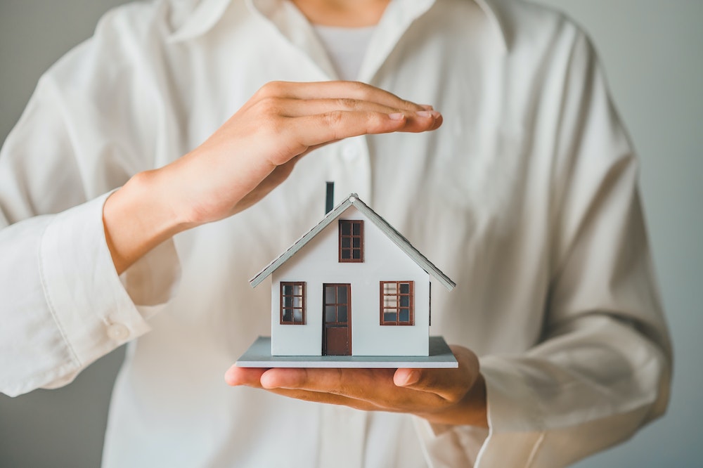 Comment évaluer la réactivité et l'efficacité d'un assureur immobilier : des critères clés à considérer