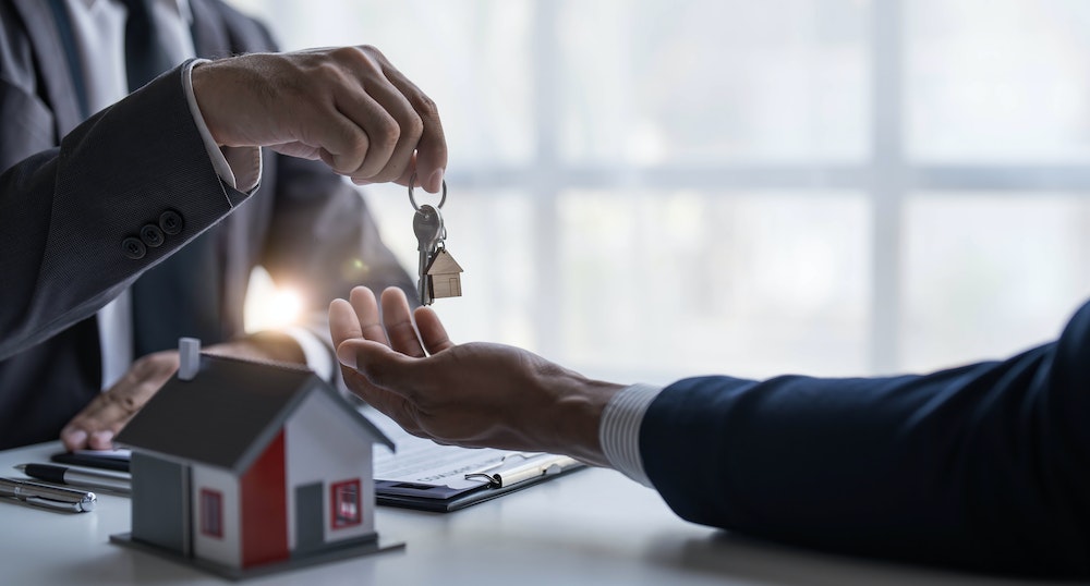 Agence immobilière à frais fixe ou agence classique : quelle option choisir ?