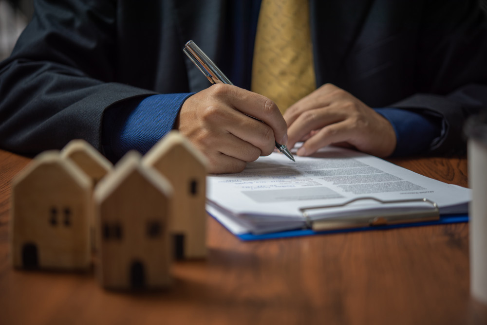 Acheter une maison seul et se marier après : quelles conséquences juridiques et financières ?